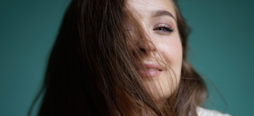 Julia im Porträt mit verwuschelten Haaren. Bild-Quelle: s_o_s.photography